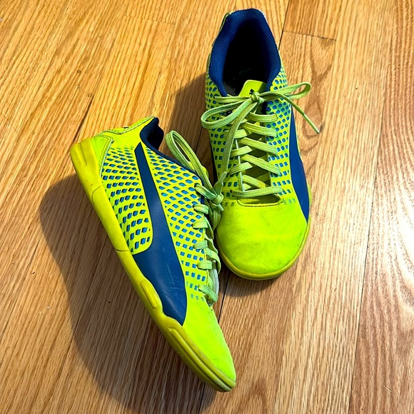 Kids Pumas indoor soccer shoes size UK 4/ 5 US. - Picture 2 of 5